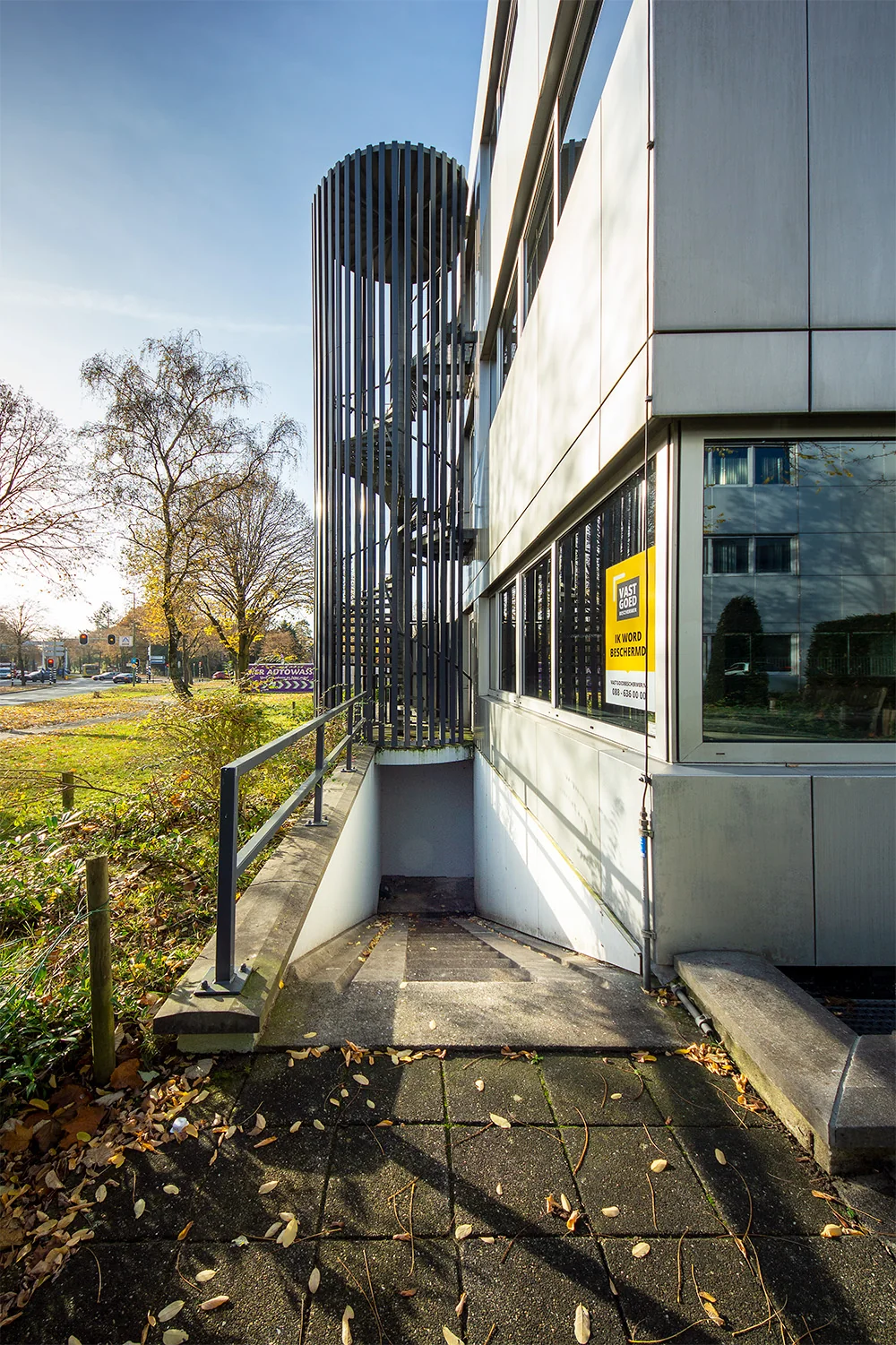 Moderne kantoorgevel aan de Huis ter Heideweg met buitentrap en trap naar souterrain.